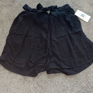 Black Pleat Front Tie Waist Short — Medium